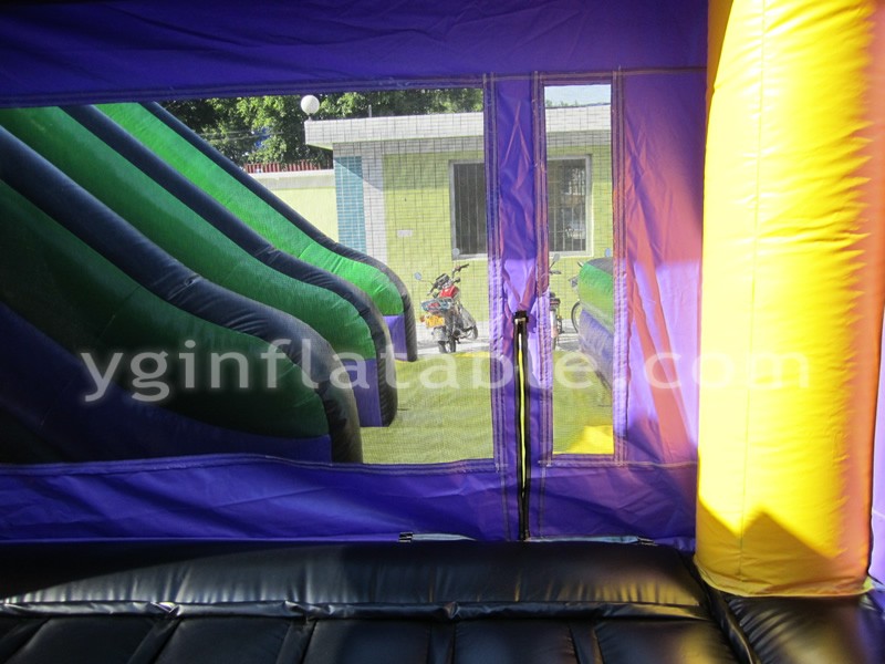 Maison gonflable violette avec toboggan aquatiqueGB495