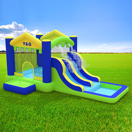 Château gonflable avec toboggan aquatique